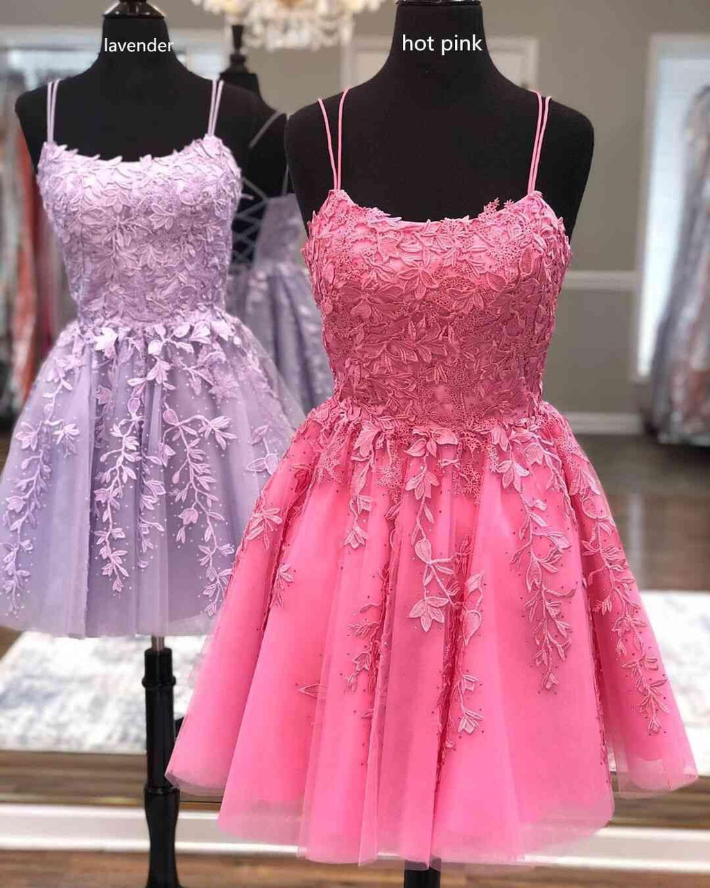 Vestido de fiesta corto azul con tirantes y apliques de encaje PD424