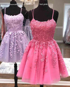 Vestido de fiesta corto azul con tirantes y apliques de encaje PD424