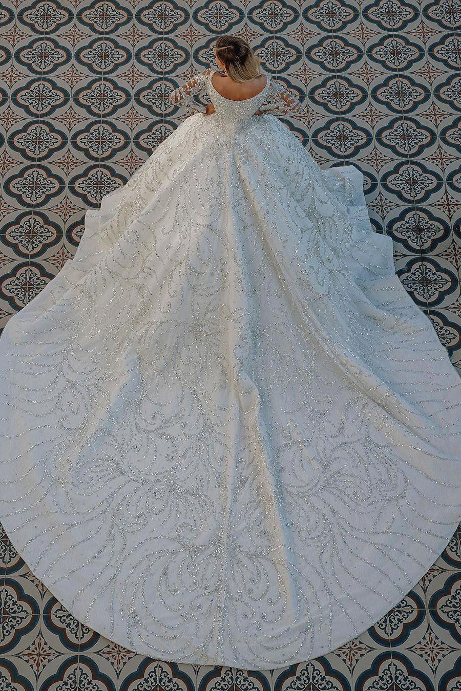Impresionante vestido de novia de lujo con mangas largas y gala.