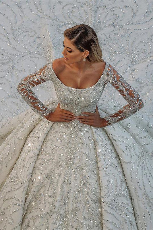 Impresionante vestido de novia de lujo con mangas largas y gala.