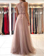 Impresionante vestido de fiesta formal largo de tul con cuello alto y corte A con apliques de encaje.