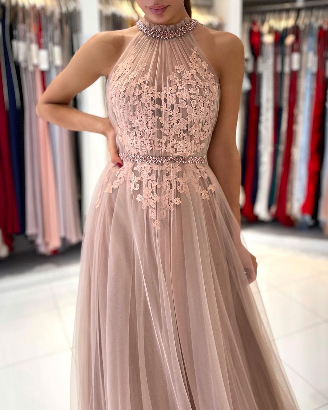 Impresionante vestido de fiesta formal largo de tul con cuello alto y corte A con apliques de encaje.