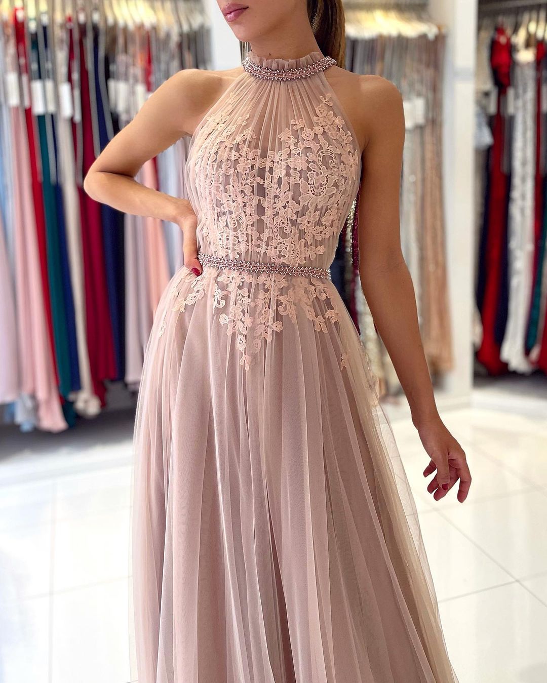 Impresionante vestido de fiesta formal largo de tul con cuello alto y corte A con apliques de encaje.