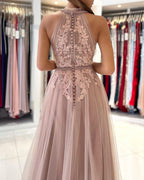 Impresionante vestido de fiesta formal largo de tul con cuello alto y corte A con apliques de encaje.