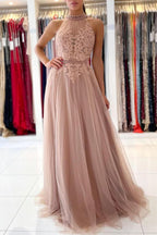 Impresionante vestido de fiesta formal largo de tul con cuello alto y corte A con apliques de encaje.