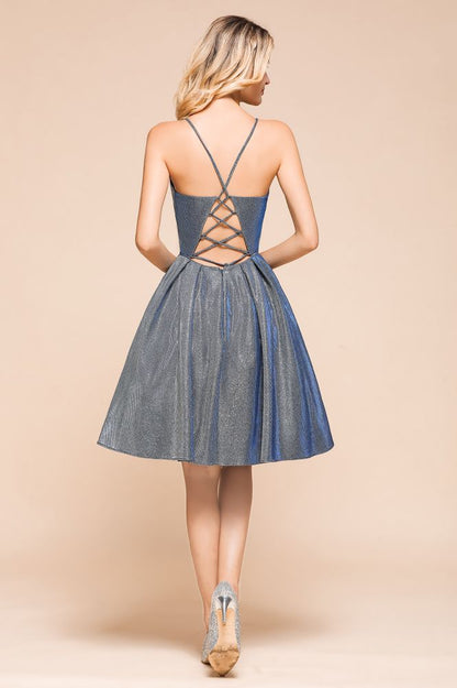 Atemberaubendes Mini-Partykleid aus heller Seide mit doppeltem V-Ausschnitt und ärmellosem Homecoming-Kleid