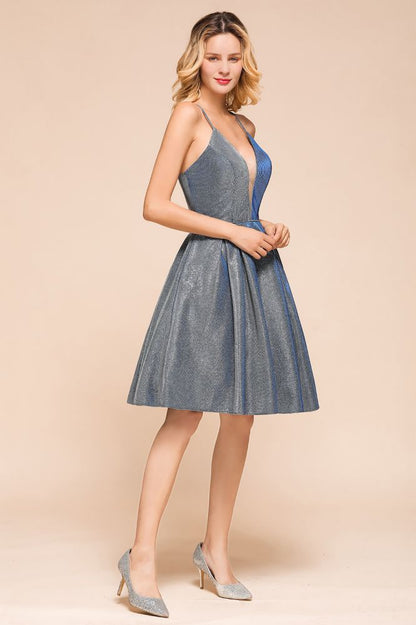 Atemberaubendes Mini-Partykleid aus heller Seide mit doppeltem V-Ausschnitt und ärmellosem Homecoming-Kleid