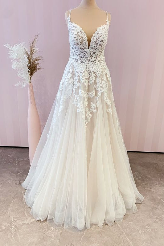 Atemberaubendes langes A-Linien-Brautkleid mit Spaghettiträgern, Spitzenapplikationen und Tüll