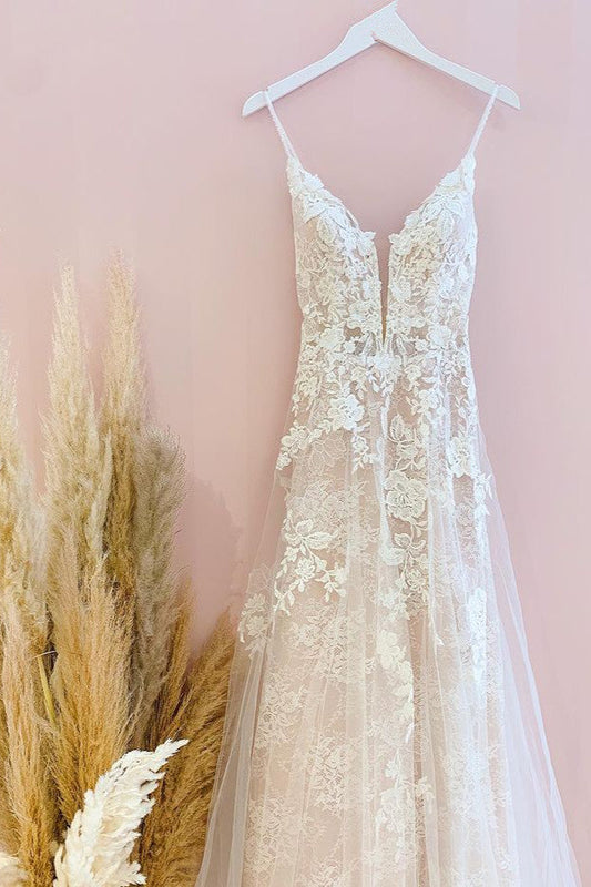 Atemberaubendes langes A-Linien-Brautkleid mit Spaghettiträgern und Tüllspitze