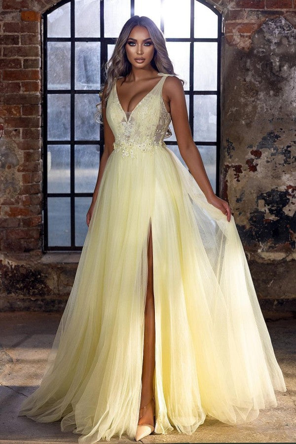 Impresionante vestido de fiesta largo de tul con encaje, apliques y escote en V y abertura.