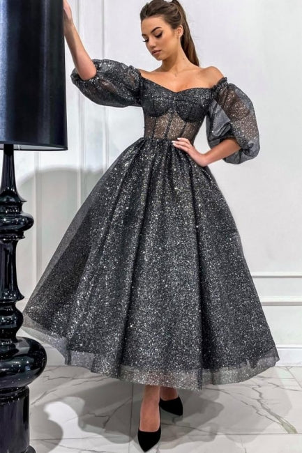 Atemberaubendes langes graues A-Linien-Ballkleid mit schulterfreien Pailletten und kurzen Ärmeln