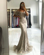 Impresionante vestido de fiesta largo de sirena con hombros descubiertos y encaje y mangas abullonadas.