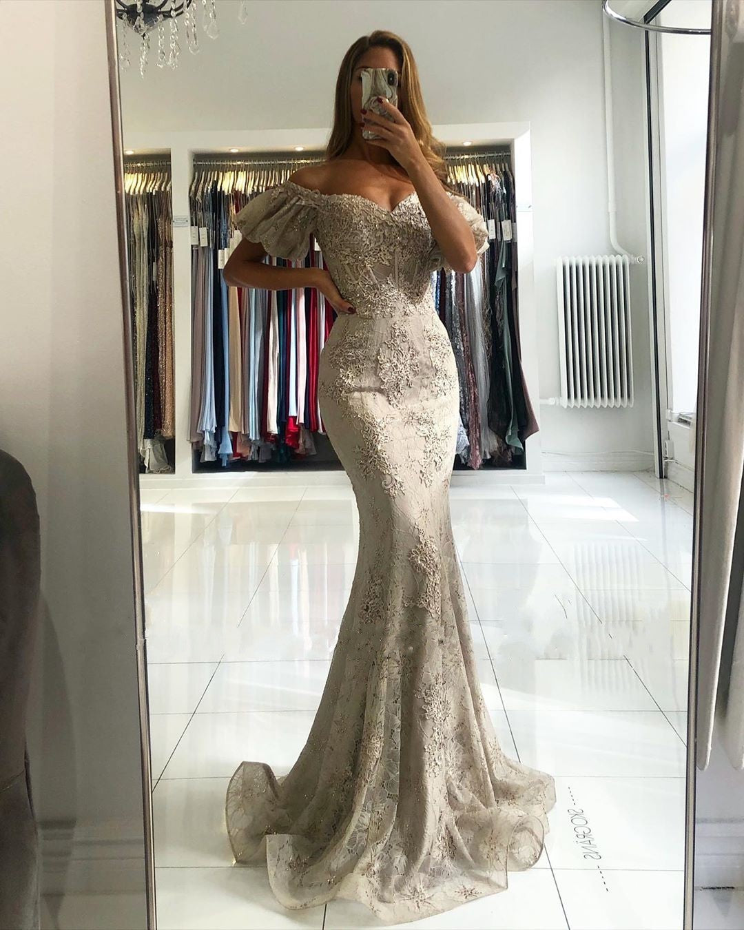 Atemberaubendes, langes, schulterfreies Meerjungfrauen-Ballkleid aus Spitze mit Puffärmeln