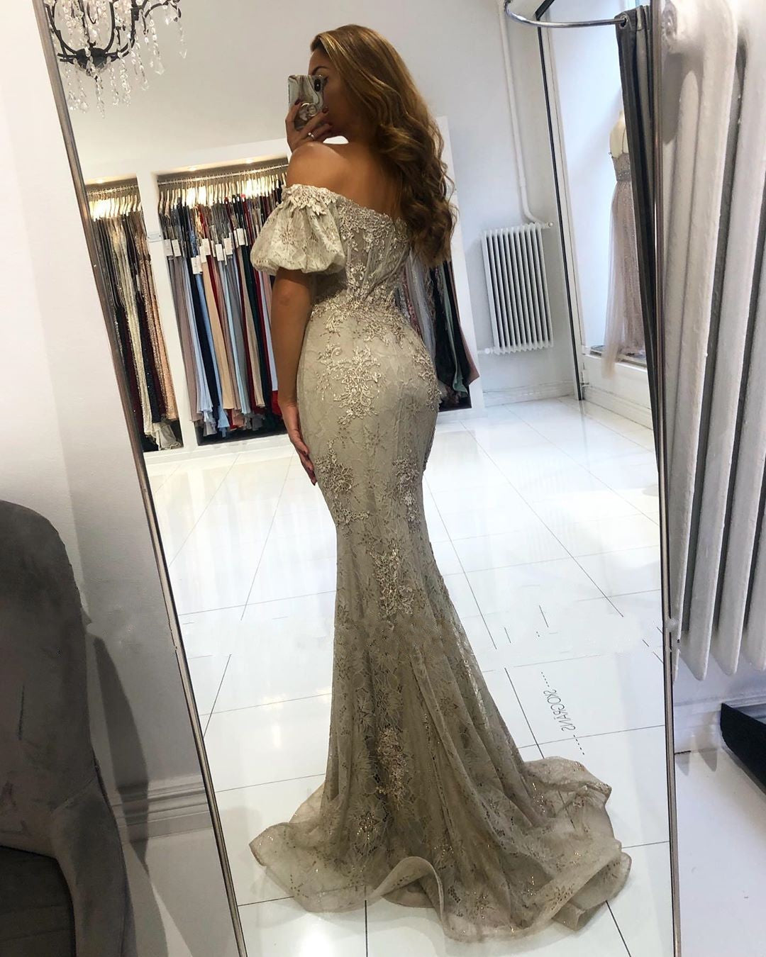 Atemberaubendes, langes, schulterfreies Meerjungfrauen-Ballkleid aus Spitze mit Puffärmeln