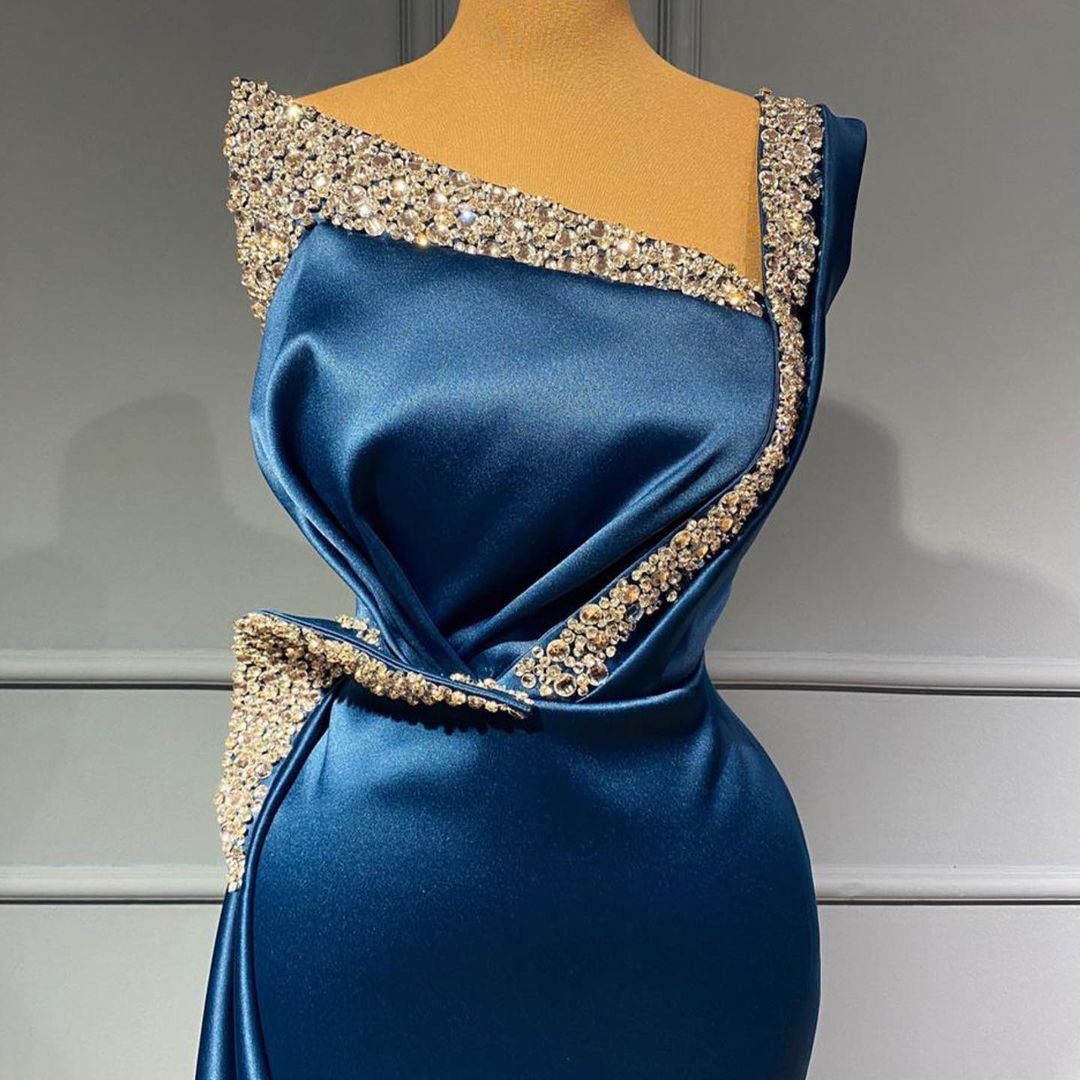 Atemberaubendes langes Meerjungfrauen-Ballkleid aus Stretch-Satin mit einer Schulter