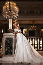 Impresionante vestido de novia blanco con hombros descubiertos, corte sirena, corte entallado, escote corazón, largo y cola desmontable.