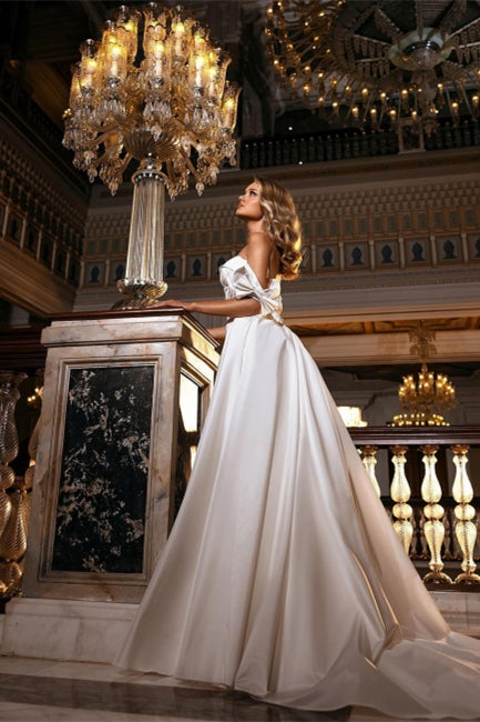 Impresionante vestido de novia blanco con hombros descubiertos, corte sirena, corte entallado, escote corazón, largo y cola desmontable.