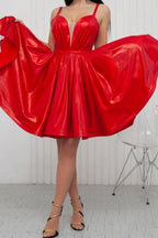 Impresionantes vestidos de fiesta cortos rojos de corte A con tirantes finos y escote en V.