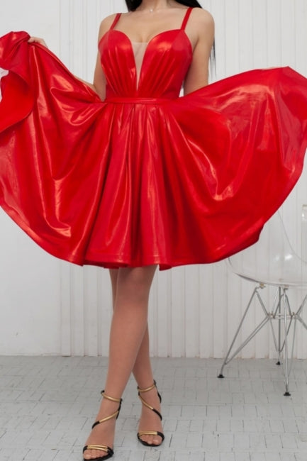Impresionantes vestidos de fiesta cortos rojos de corte A con tirantes finos y escote en V.