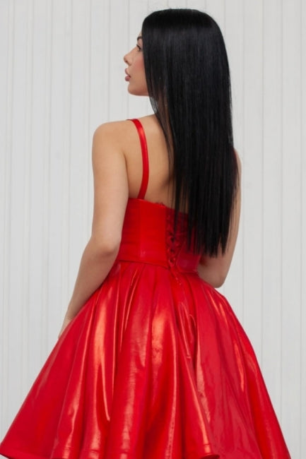 Impresionantes vestidos de fiesta cortos rojos de corte A con tirantes finos y escote en V.