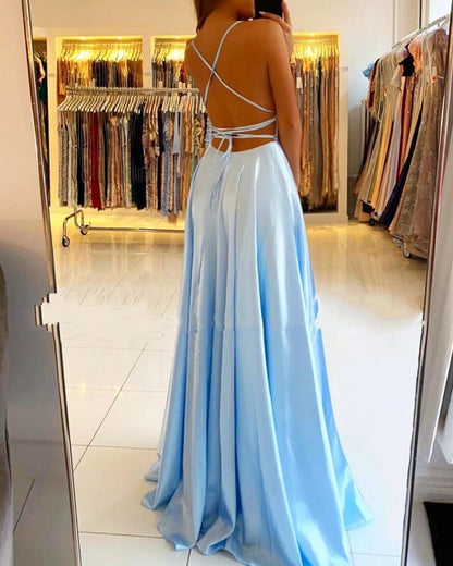 Atemberaubendes Satin-Abendkleid mit Spaghettiträgern und Seitenschlitz