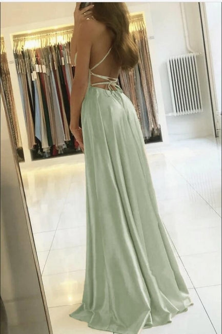 Atemberaubendes Satin-Abendkleid mit Spaghettiträgern und Seitenschlitz
