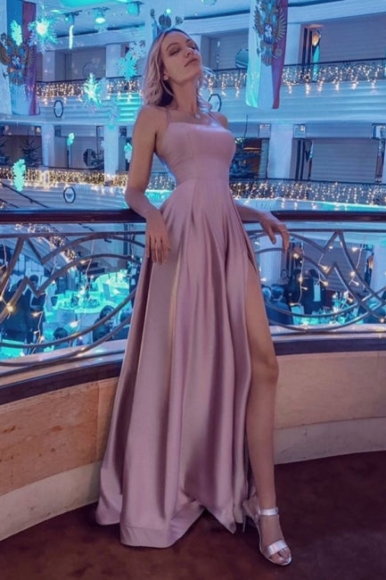 Impresionante vestido de noche de satén con tirantes finos y abertura lateral