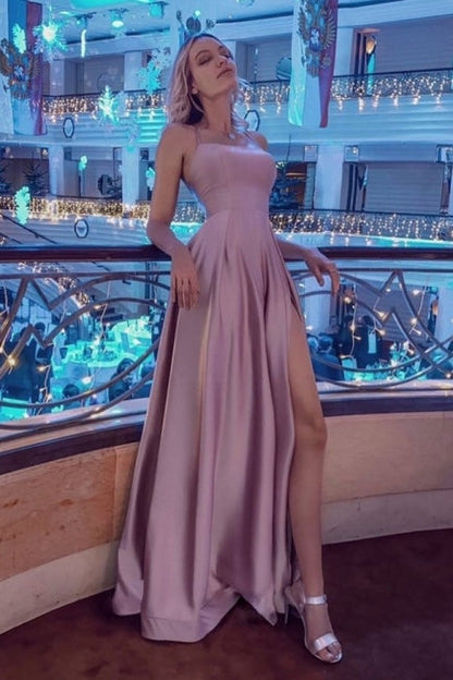 Atemberaubendes Satin-Abendkleid mit Spaghettiträgern und Seitenschlitz