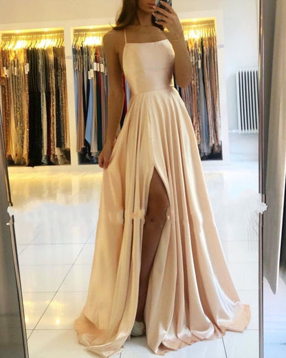 Atemberaubendes Satin-Abendkleid mit Spaghettiträgern und Seitenschlitz