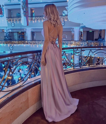 Atemberaubendes Satin-Abendkleid mit Spaghettiträgern und Seitenschlitz
