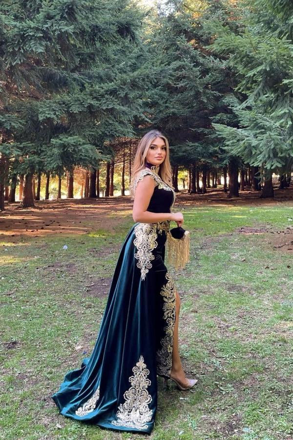 Atemberaubendes Abendkleid aus Samt, ärmellos, mit goldenen Applikationen, mit abnehmbarer Schleppe und Seitenschlitz