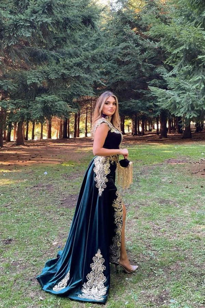 Atemberaubendes Abendkleid aus Samt, ärmellos, mit goldenen Applikationen, mit abnehmbarer Schleppe und Seitenschlitz