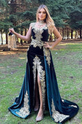 Atemberaubendes Abendkleid aus Samt, ärmellos, mit goldenen Applikationen, mit abnehmbarer Schleppe und Seitenschlitz