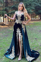 Atemberaubendes Abendkleid aus Samt, ärmellos, mit goldenen Applikationen, mit abnehmbarer Schleppe und Seitenschlitz
