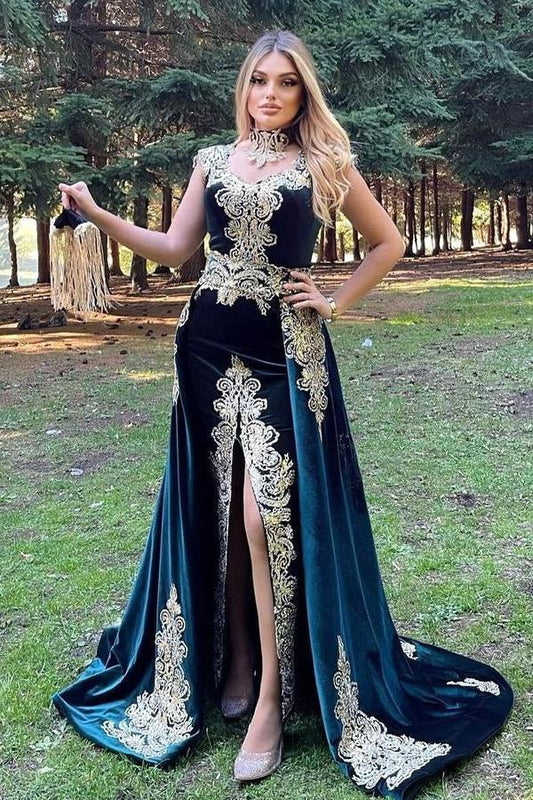 Atemberaubendes Abendkleid aus Samt, ärmellos, mit goldenen Applikationen, mit abnehmbarer Schleppe und Seitenschlitz