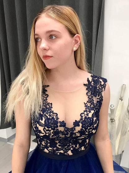 Stilvolles A-Linien-Abendkleid mit V-Ausschnitt, Spitze, flauschigem Tüll und langem Ballkleid
