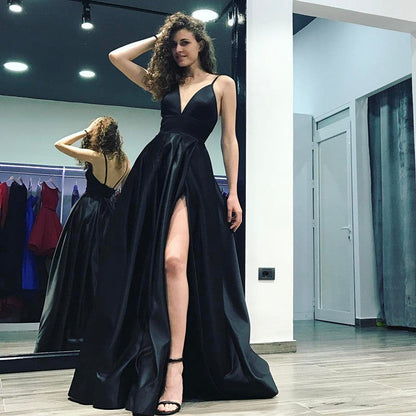 Stilvolles langes schwarzes Satin-Ballkleid in A-Linie mit V-Ausschnitt und Schlitz