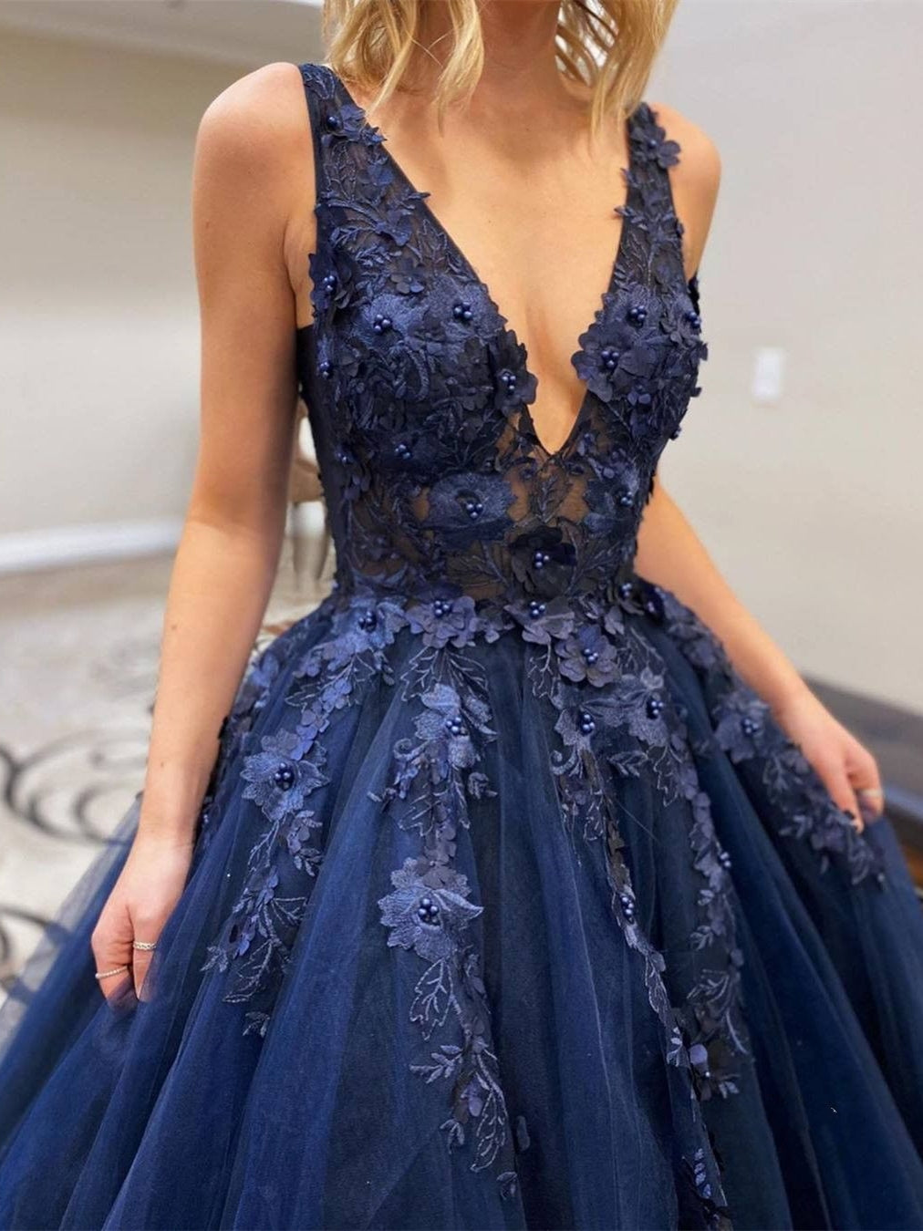 Elegante vestido de fiesta formal largo de tul con escote en V y corte A