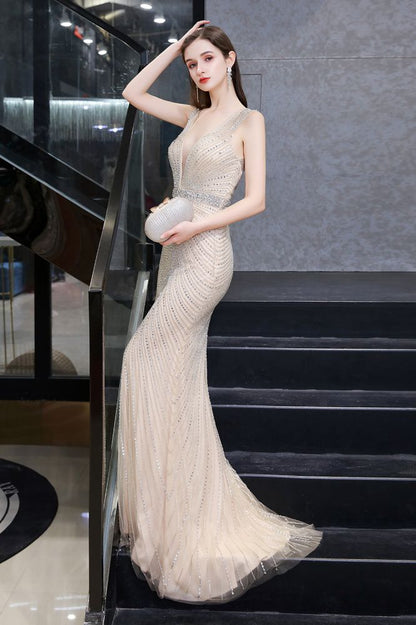 Stilvolles, tiefes, ärmelloses, mit Perlen verziertes, silbernes, schmales Meerjungfrau-Partykleid