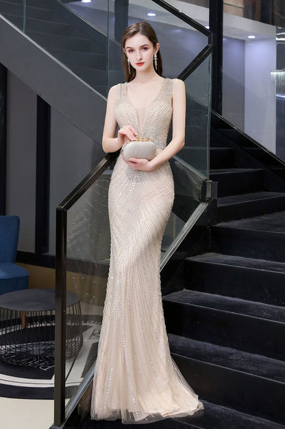 Stilvolles, tiefes, ärmelloses, mit Perlen verziertes, silbernes, schmales Meerjungfrau-Partykleid