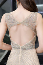 Stilvolles, tiefes, ärmelloses, mit Perlen verziertes, silbernes, schmales Meerjungfrau-Partykleid