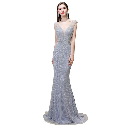 Stilvolles, tiefes, ärmelloses, mit Perlen verziertes, silbernes, schmales Meerjungfrau-Partykleid