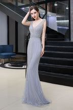 Stilvolles, tiefes, ärmelloses, mit Perlen verziertes, silbernes, schmales Meerjungfrau-Partykleid