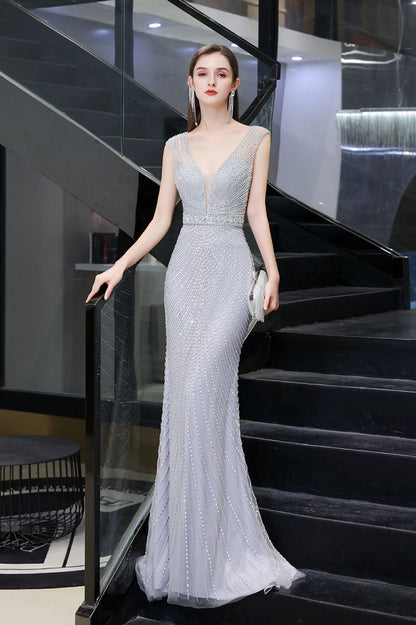 Stilvolles, tiefes, ärmelloses, mit Perlen verziertes, silbernes, schmales Meerjungfrau-Partykleid