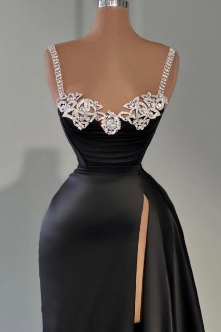 Elegante vestido de fiesta largo negro de corte A sin mangas de satén con abertura frontal y joyas