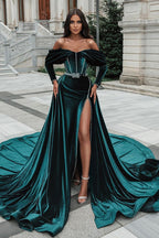 Elegante vestido de fiesta con abertura frontal, hombros descubiertos y cola