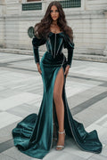 Elegante vestido de fiesta con abertura frontal, hombros descubiertos y cola