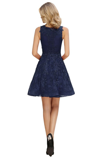 Stilvolles Homecoming-Kleid mit V-Ausschnitt und Blumenapplikationen, knielanges ärmelloses Partykleid