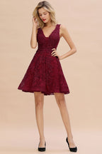 Stilvolles Homecoming-Kleid mit V-Ausschnitt und Blumenapplikationen, knielanges ärmelloses Partykleid