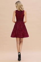 Stilvolles Homecoming-Kleid mit V-Ausschnitt und Blumenapplikationen, knielanges ärmelloses Partykleid